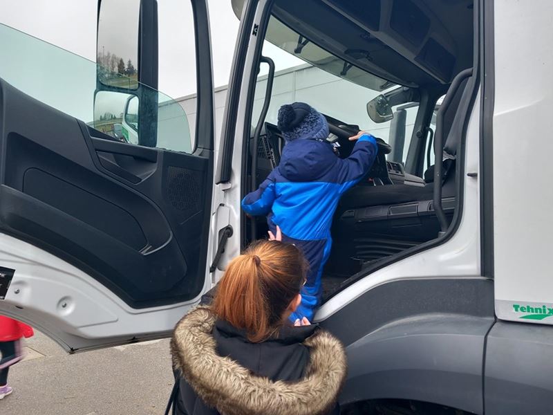 Kamion u vrtiću razveselio djecu