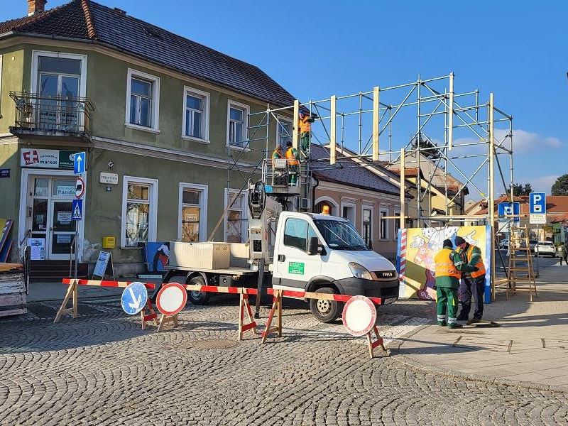 Postavljaju se fašnička vrata!