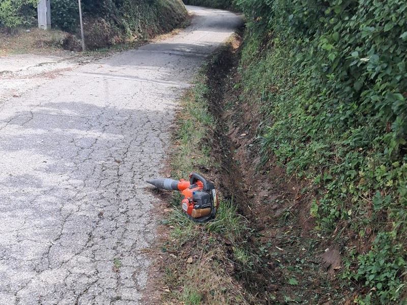 Čišćenje jaraka uz cestu