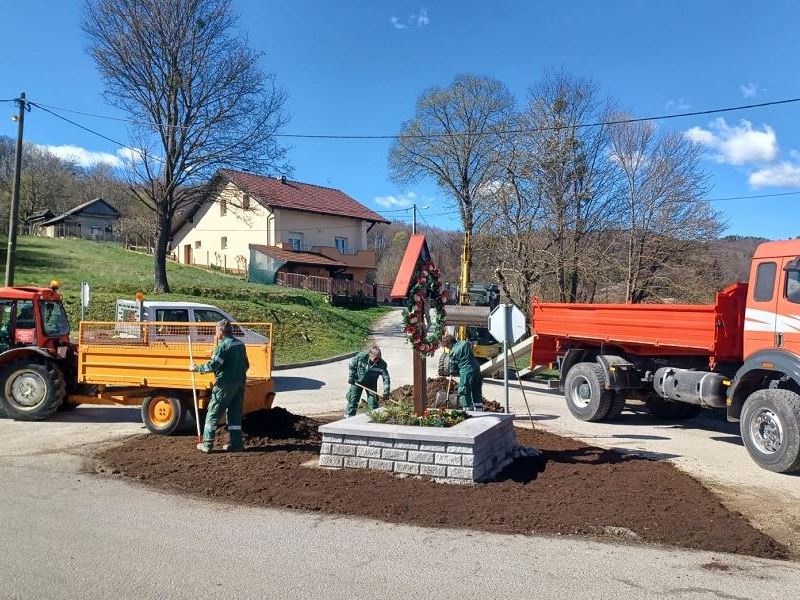 Uređenje križa na Gradskom groblju Otruševec