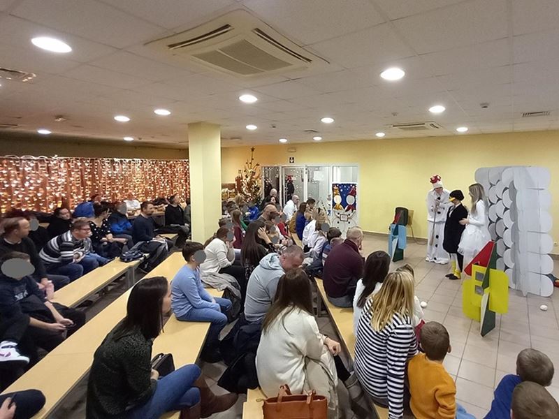 Predstava i Djed Božićnjak razveselili djecu u Komunalcu