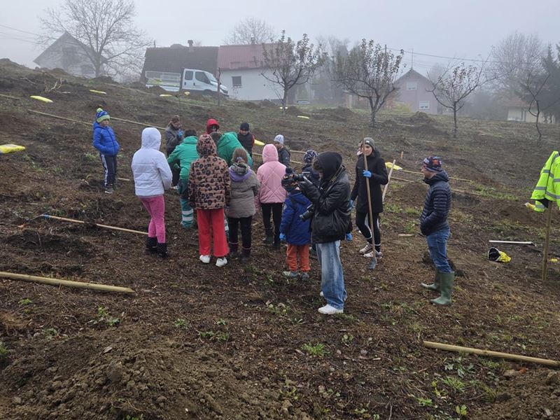 Jesenska sadnja s učenicima