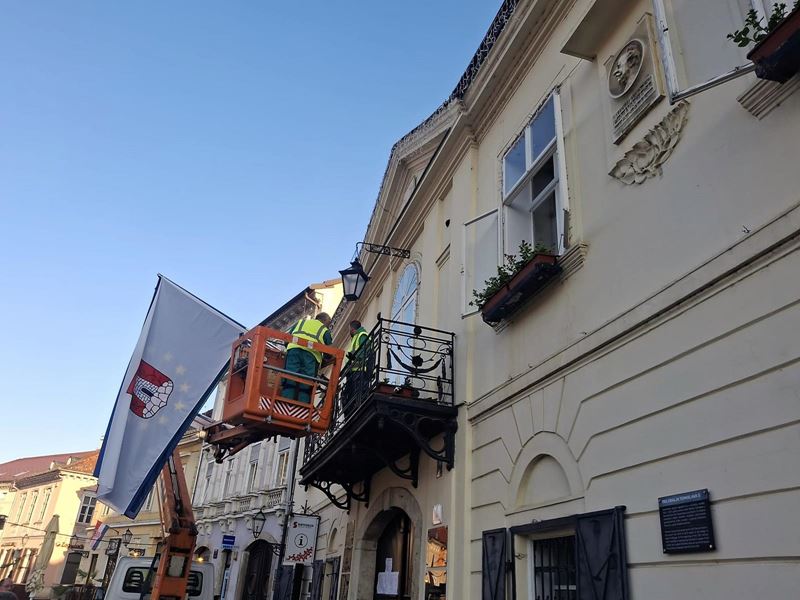 Postavljene žardinjere s ljetnicama